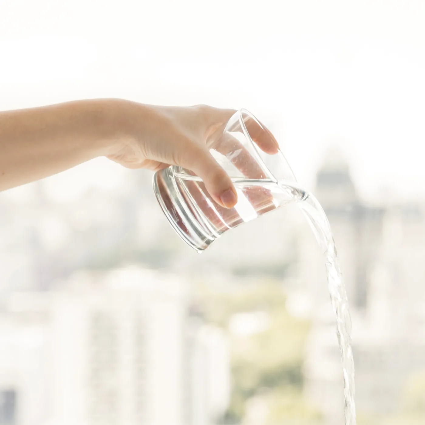 Agua vertida de un vaso