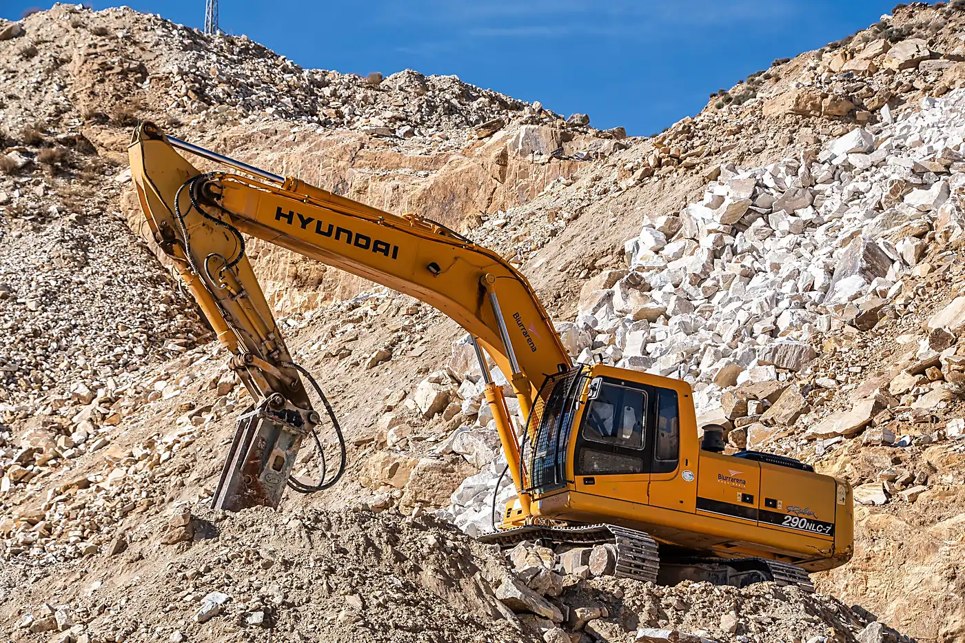 Excavadora en faena a rajo abierto