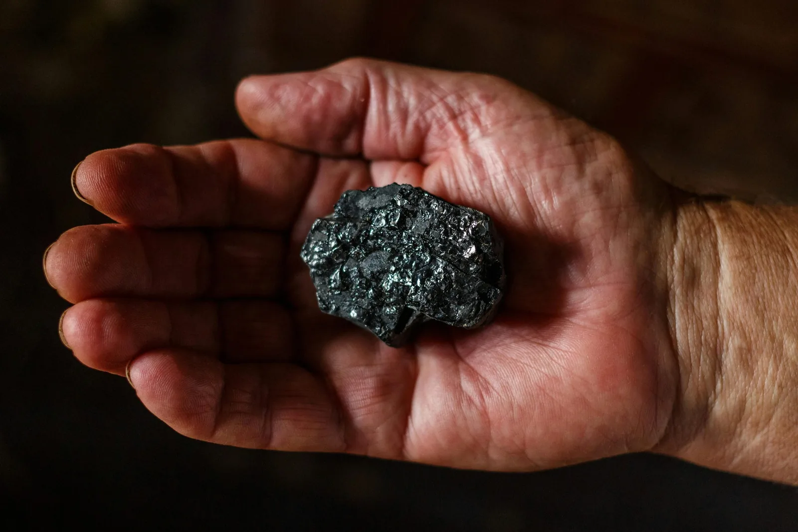 Mano sosteniendo un mineral